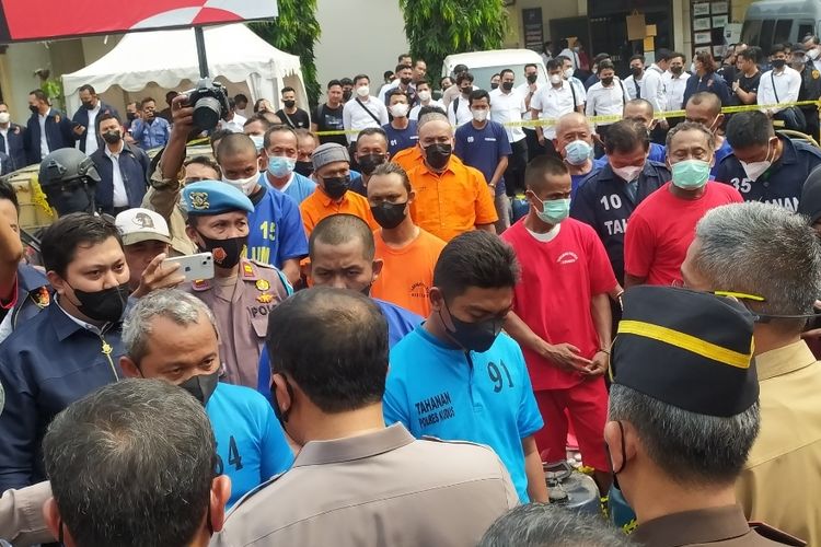 Kapolda Jateng Irjen Pol Ahmad Luthfi berkomunikasi dengan para tersangka di Mapolrestabes Semarang. Senin (5/9/2022) 