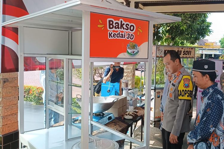 Kapolres Malang serahkan bantuan kepada UMKM keluarga korban tragedi Kanjuruhan.