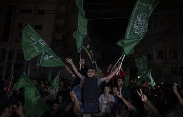 Warga Palestina pada Jumat (21/5/2021) mengibarkan bendera hijau Hamas sambil meneriakkan yel-yel merayakan gencatan senjata antara Israel dengan Hamas, setelah 11 hari konflik di Gaza.