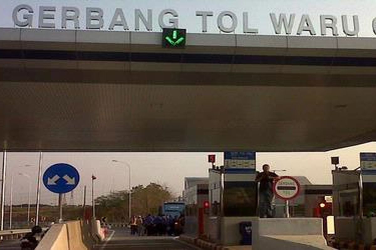 Gerbang Tol Waru, seperti terlihat pada hari Selasa (9/8/2011).