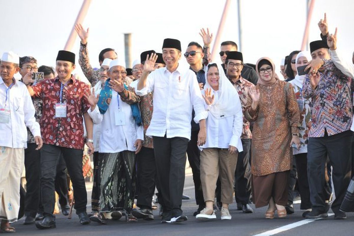 Calon Presiden No. urut satu Jokowi bersama isteri menghadiri deklarasi Alumni Jogja Satukan Indonesia pada Sabtu, 23 Maret 2019. 