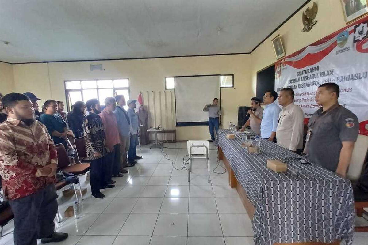 Mantan narapidana teroris se-Priangan Timur dari sebuah yayasan Kota Tasikmalaya deklarasi dukung Pemilu dan Pilpres 2024 di Kantor Kesbangpol Kota Tasikmalaya, Jawa Barat pada Senin (27/11/2023).