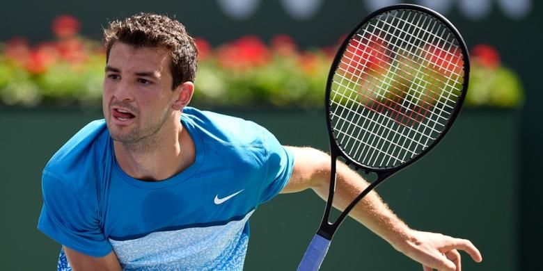 Petenis Bulgaria, Grigor Dimitrov, melakukan servis saat menghadapi petenis Australia, Nick Kyrgios, pada babak kedua BNP Paribas Terbuka di Indian Wells, Minggu (15/3/2015).