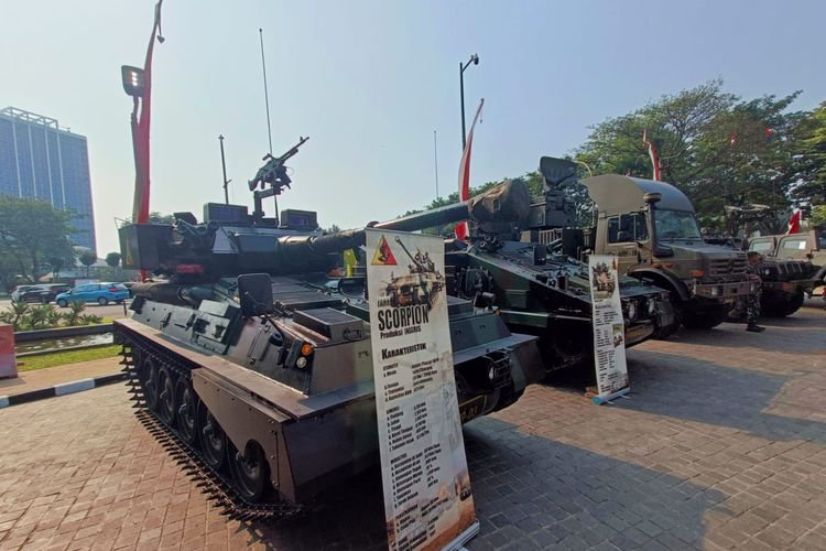 Pameran persenjataan TNI di Mal Living World Alam Sutera menyambut Hari Kemerdekaan RI