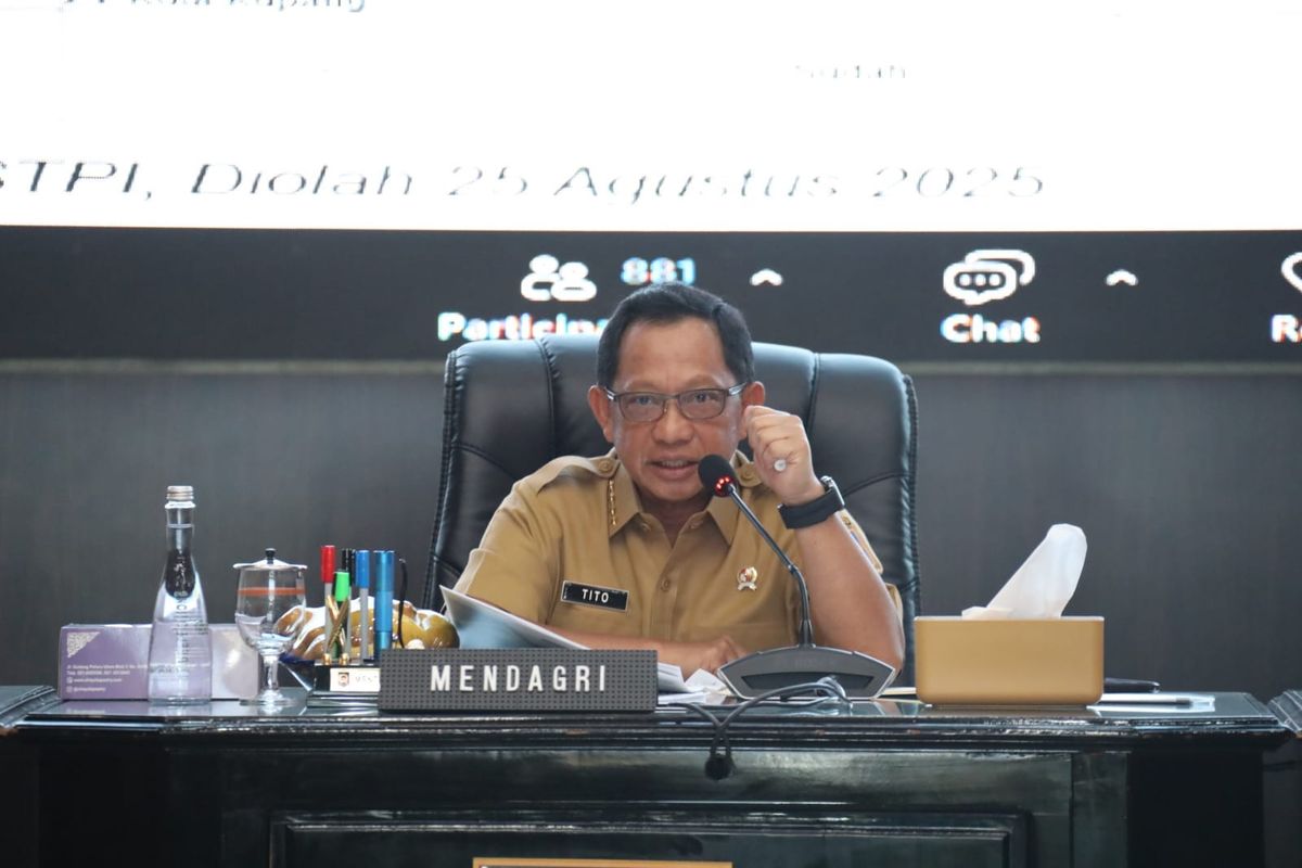 Menteri Dalam Negeri (Mendagri) Muhammad Tito Karnavian saat memimpin Forum 8 (Delapan) Gubernur Percepatan Eliminasi TBC di Gedung Sasana Bhakti Praja (SBP), Kantor Pusat Kementerian Dalam Negeri (Kemendagri), Jakarta, Selasa (26/8/2025).