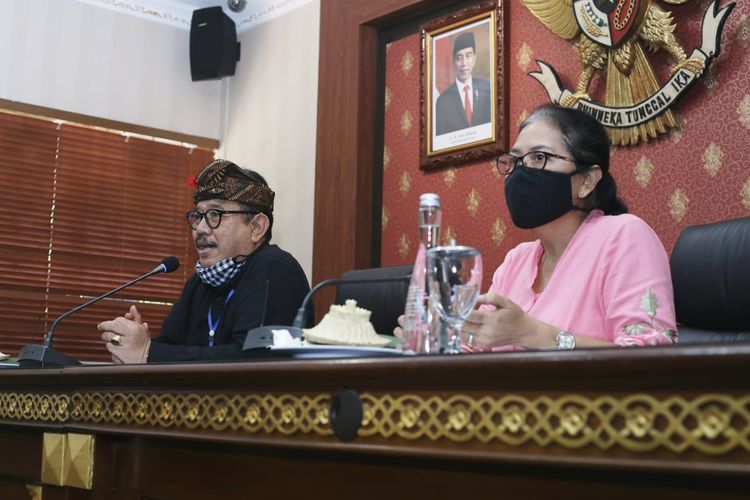 Sekretaris Kementerian Pariwisata dan Ekonomi Kreatif/Badan Pariwisata dan Ekonomi Kreatif Ni Wayan Giri Adnyani saat melakukan rapat dengan Wakil Gubernur Bali Tjokorda Oka Artha Ardhana Sukawati, Kamis (14/5/2020).