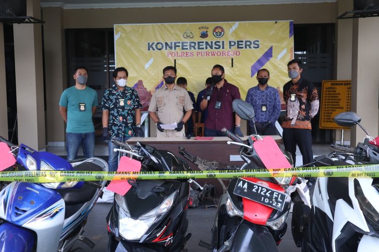 Komplotan pencuri sepeda motor lintas kabupaten berhasil diamankan pihak Kepolisian Polres Purworejo. Mirisnya, 2 diantara komplotan tersebut masih anak-anak berumur 16 tahun. 