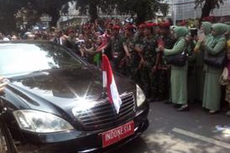 Dihadang Massa Jokowi Buka Jendela Mobil Dan Lambaikan Tangan
