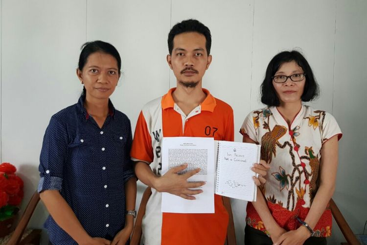 Fidelis Arie Sudewarto (tengah) didampingi kuasa hukumnya, Marcelina Lin (kanan) dan kakak kandungnya Yohana LA Suyati saat berada di Rutan Klas IIB Sanggau (8/8/2017)