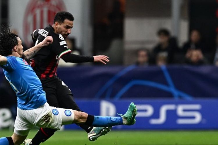 Gelandang AC Milan, Ismael Bennacer, melepaskan tembakan untuk mencetak gol AC Milan ke gawang Napoli pada pertandingan leg pertama perempat final Liga Champions di Stadion San Siro, Rabu (12/4/2023) atau Kamis dini hari WIB.