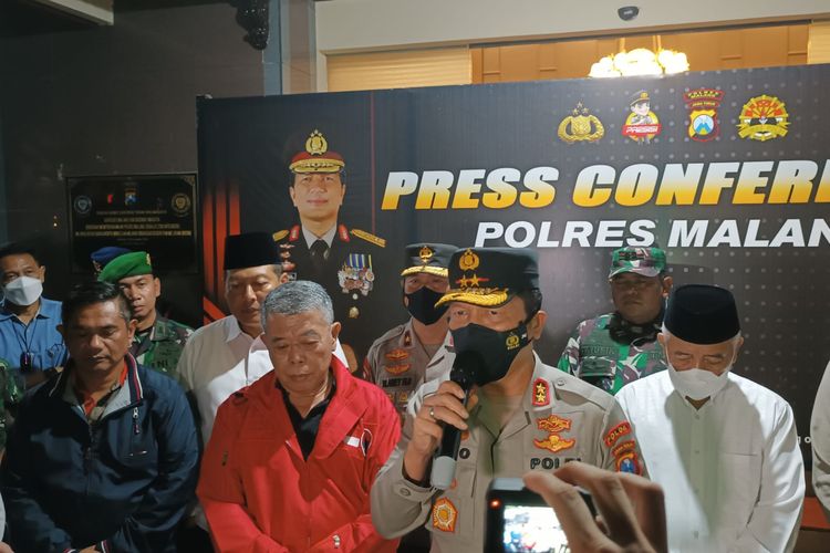 Kapolda Jawa Timur, Nico Afinta saat konferensi pers di Mapolres Malang, Minggu (2/10/2022).