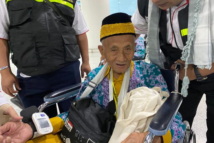 Jemaah haji tertua Indonesia, Harun Bin Senar (Mbah Harun) saat tiba di Terminal Zero, Bandara International Amir Muhammad Bin Abdulaziz (AMMA), Madinah, Jumat 26 Mei 2023 pukul 01.10 waktu Arab Saudi. 