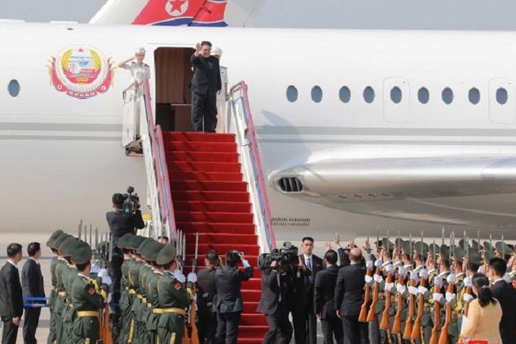 Pemimpi Korea Utara Kim Jong Un bersiap turun dari pesawat Ilyushin 62M saat berkunjung ke Dalian, China bulan lalu.