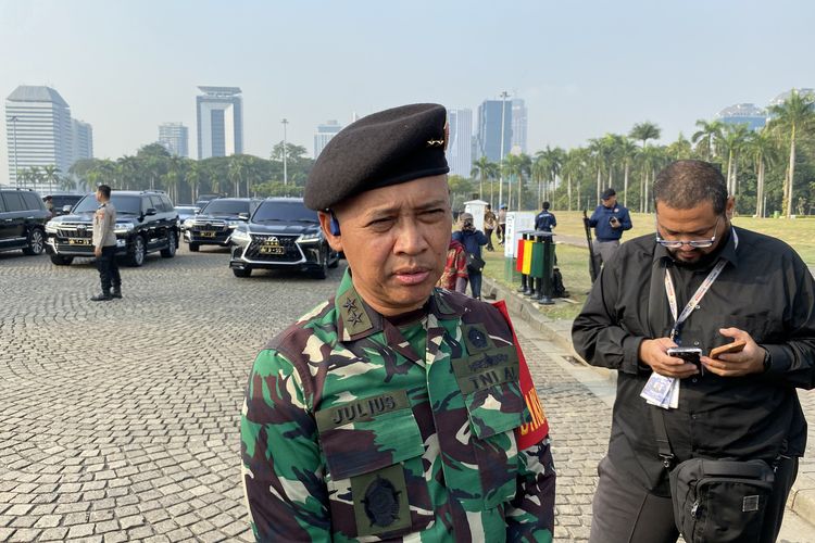 Kapuspen TNI Laksamana Muda Julius Widjojono ditemui usai gelar apel pasukan pengamanan KTT ke-43 ASEAN di Monas, Jakpus, Jumat (1/9/2023).