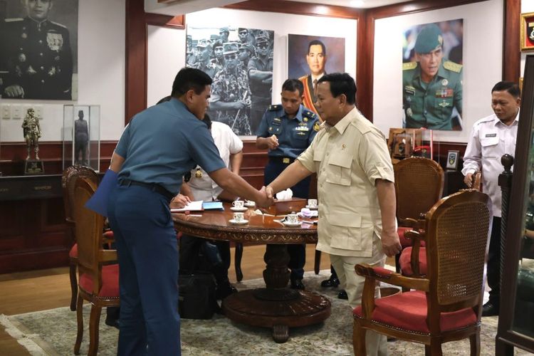 Menteri Pertahanan RI Prabowo Subianto menerima kunjungan Kepala Staf TNI AL (KSAL) Laksamana Muhammad Ali dan jajaran di Kantor Kemenhan, Jakarta Pusat, Kamis (2/5/2024).