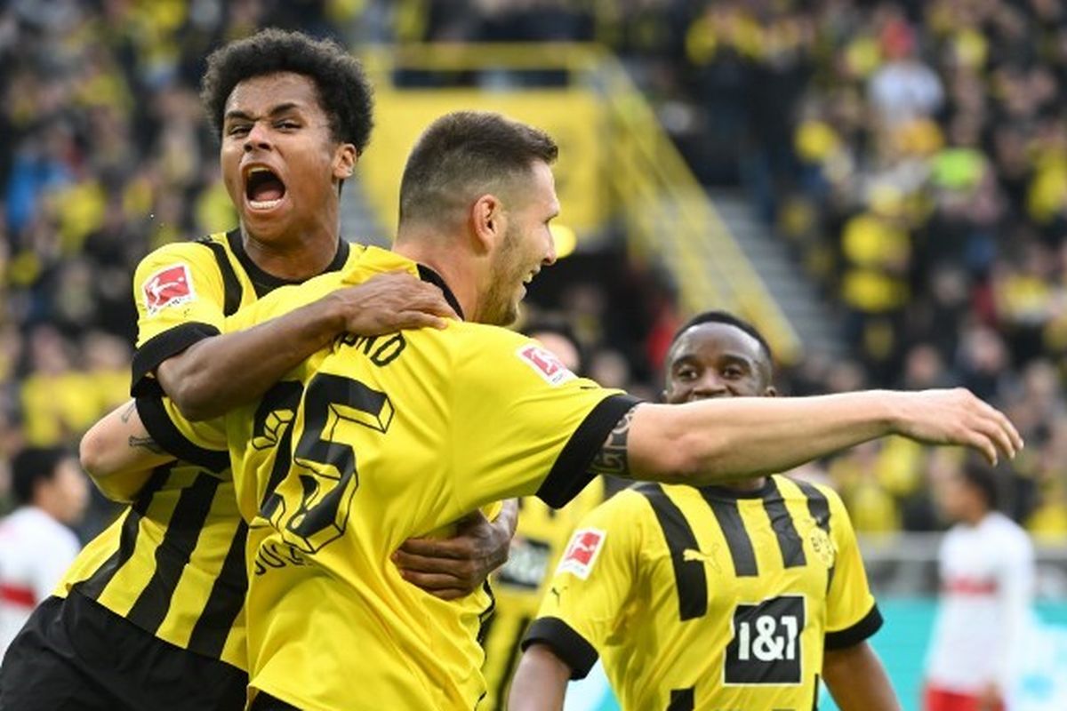 Suasana perayaan gol Niklas Sule (tengah) pada laga pekan ke-11 kasta teratas Liga Jerman, Bundesliga, yang mempertemukan Dortmund vs Stuttgart di Signal Iduna Park, Sabtu (22/10/2022) malam WIB.