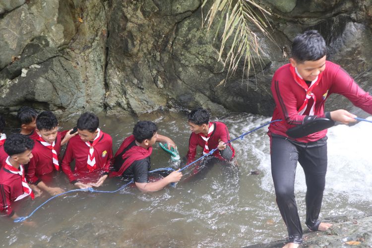 Pelajar salah satu SMP di Kulon Progo menikmati susur Sungai Plaosan di Kampung Wisata Segajih Live In di Kalurahan Hargotirto, Kapanewon Kokap, Kulon Progo, Daerah Istimewa Yogyakarta. Kegiatan yang membuat anak-anak sekolah tidak pernah lupa ke tempat ini.