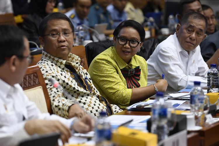 Menteri Pertahanan Ryamizard Ryacudu (kanan) bersama Menteri Luar Negeri Retno Marsudi (kedua kanan) dan Menkominfo Rudiantara (kedua kiri) mengikuti rapat kerja gabungan bersama Komisi I DPR di Kompleks Parlemen Senayan, Jakarta, Kamis (5/9/2019). Rapat kerja tersebut membahas perkembangan penanganan situasi keamanan di Papua dan Papua Barat. ANTARA FOTO/Puspa Perwitasari/ama.