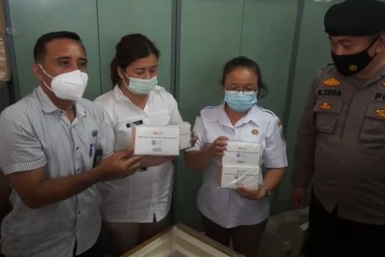 Sebanyak 2600 Dosis Vaksin bantuan Dinas Kesehatan Propisni Sumatera Utara, diperiksa petugas Dinas Kesehatan Kabupaten Nias, usai menerima bantuan vaksin langsung memeriksa jumlah dan memindahkannya ke tempat penyimpanan, dengan dikawla ketat oleh petugas Kepolisian Resor Nias