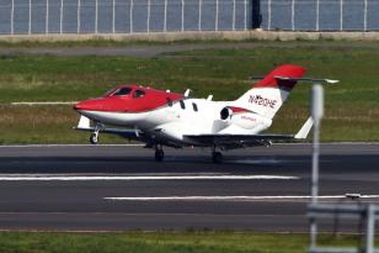 Pesawat HondaJet mendarat di bandara Haneda, Tokyo, Kamis (23/4/2015). HondaJet adalah pesawat perdana produksi perusahaan otomotif raksasa Jepang, Honda. Pesawat ini dihargai Rp 58 juta dan mampu terbang 2.000 kilometer tanpa harus mengisi ulang bahan bakar.