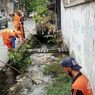 Petugas Temukan Banyak Sampah Sumbat Saluran Air di 4 Kecamatan Jakpus
