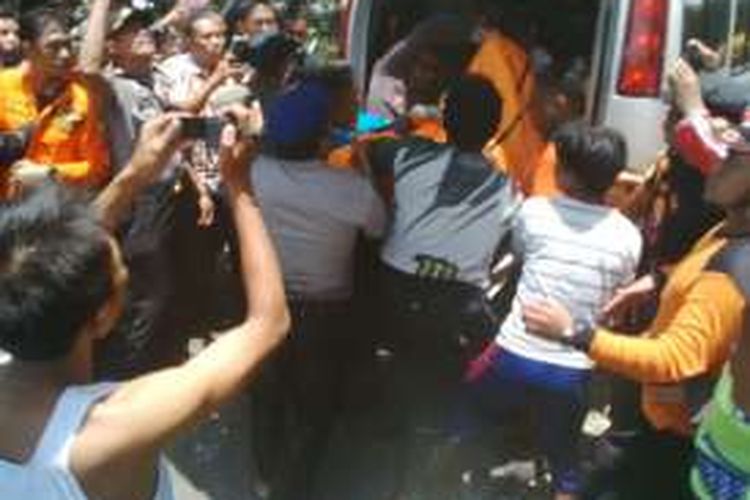Proses evakuasi jenasah ke lima korban tenggelamnya KMP Revalia 2  di Selat Bali