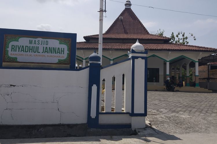 Masjid Riyadhul Jannah di Dusun Bangsri Cilik RT 003/ RW 001, Kelurahan Kriwen, Kecamatan Sukoharjo, Kabupaten Sukoharjo, Jawa Tengah dalam pengawasan bank, Senin (4/11/2019).
