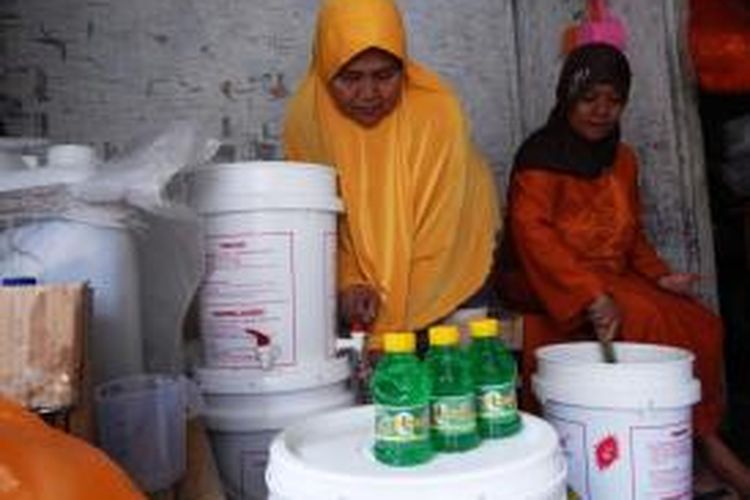 Ibu rumah tangga memproduksi sabun cuci piring ramah lingkungan