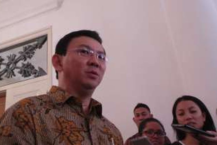 Gubernur DKI Jakarta Basuki Tjahaja Purnama saat wawancara wartawan, di Balai Kota DKI Jakarta, Jumat (12/8/2016).