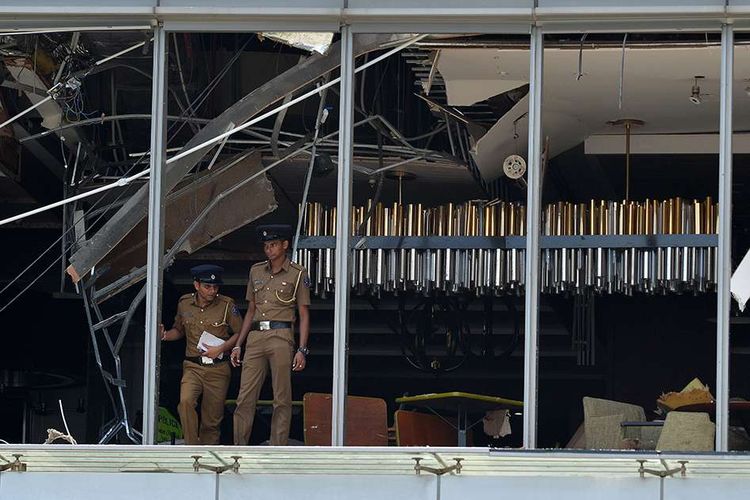 Personel polisi berada di lokasi ledakan di sebuah area di Shangri-La Hotel, Kolombo, Sri Lanka, Minggu (21/4/2019). Setidaknya 137 orang tewas dan lebih dari 200 orang lainnya terluka akibat ledakan bom di tiga gereja dan tiga hotel di Sri Lanka saat umat Kristen merayakan Paskah.