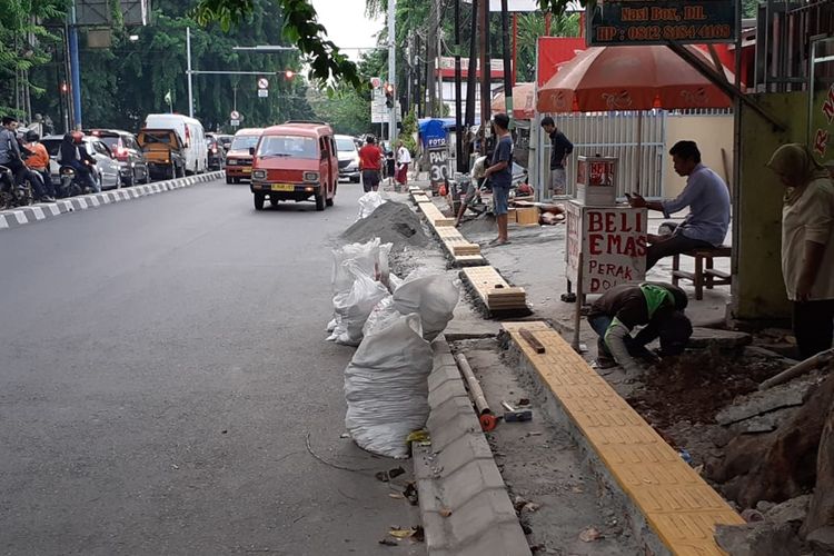 Pekerjaan revitalisasi trotoar di Jalan Ir H Juanda, Bekasi Timur dilakukan berbarengan dengan pemasangan guiding block untuk tunanetra, Rabu (27/11/2019).
