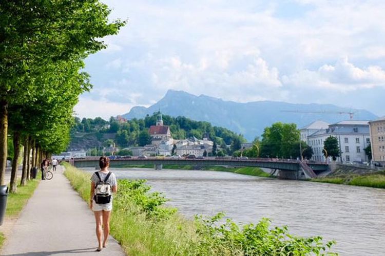 Menikmati pemandangan tepi Sungai Salzach di Salzburg. Salzburg memang terkenal sebagai salah satu tujuan wisata populer di Austria.