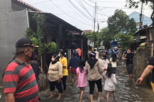 Perumahan Jalan Damai 2 Ciganjur Masih Tergenang Akibat Kali Tersumbat Longsoran