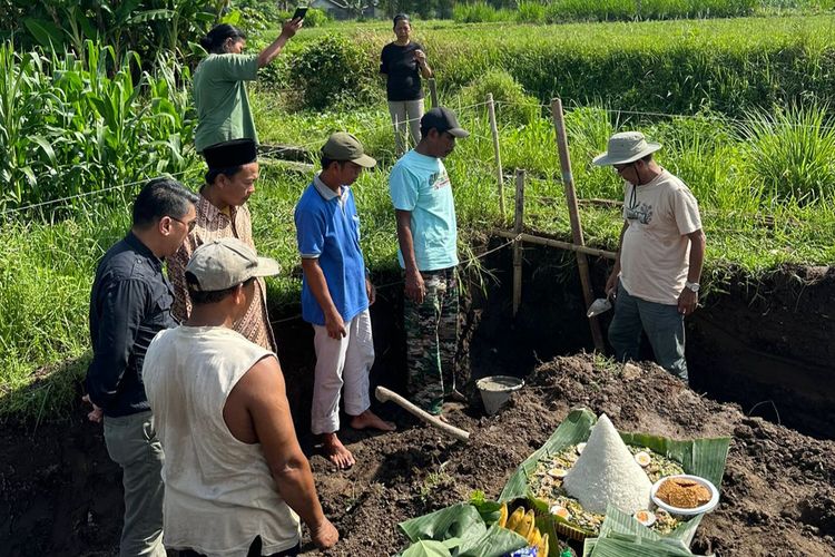 Peletakan batu pertama di lahan pemakaman yang baru untuk relokasi tiga kompleks pemakaman terdampak Tol Jogja-Solo Paket 2.2 di Padukuhan Kaweden, Kalurahan Tirtoadi, Kapanewon Mlati, Kabupaten Sleman. Sebelum peletakan batu pertama, digelar prosesi sugengan (selamatan) serta umbul dongo (kegiatan ritual doa bersama). (Foto dokumentasi Humas PT Adhi Karya tol Jogja-Solo paket 2.2)