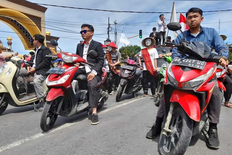 Kesatuan Aksi Mahasiawa Islam Indonesia (KAMMI) Bengkulu menggelar unjuk rasa tolak kenaikan BBM dengan mendorong motor ke gedung DPRD Provinsi Bengkulu, Senin (5/9/2022).