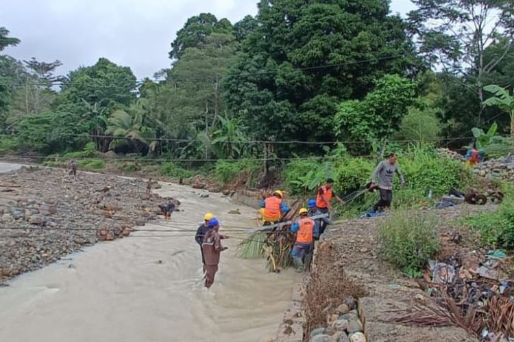PLN Unit Pelaksana Pelayanan Pelanggan (UP3) Ambon melakukan perbaikan jaringan listrik yang rusak akibat cuaca ekstrik yang terjadi di sejumlah desa di Pulau Ambon, Sabtu (9/7/2022)