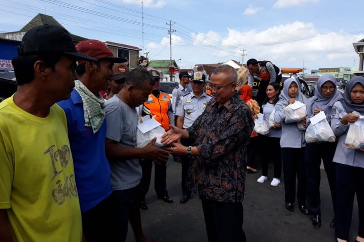 Bupati Bantul, Suharsono (Batik Hitam) di depan Pasar Bantul, Jalan Jenderal Sudirman, Kecamatan Bantul, Kabupaten Bantul, Jumat (31/5/2019).