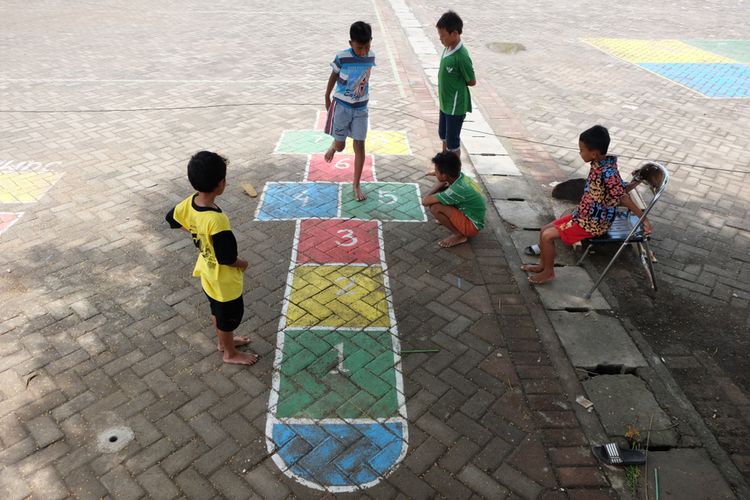 a group of children playing traditional games of engklek at one of the school pages in surabaya east java indonesia on 20 januari 2017