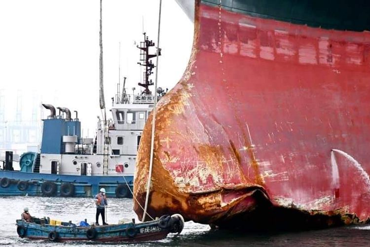 Kapal kontainer besar Ever Given yang diketahui memblokir Terusan Suez pada  Maret terlihat di Qingdao, China, saat sedang menjalani perbaikan.
