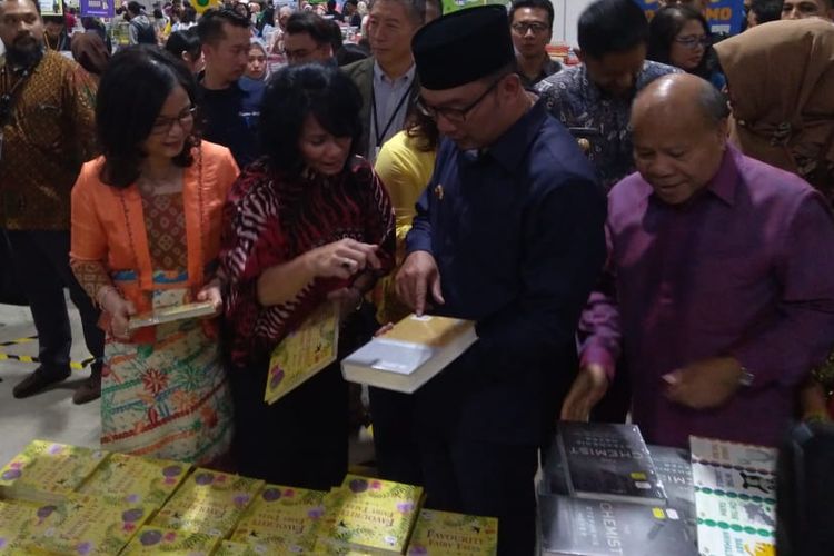 Gubernur Jawa Barat Ridwan Kamil memilih buku di Big Bad Wolf, Kamis (27/6/2019).