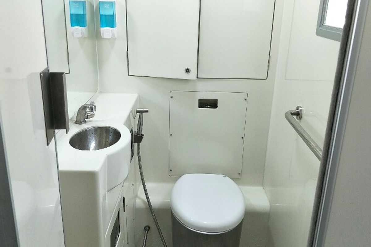 Boks toilet di Jembatan Penyebrangan Multiguna (JPM) atau skybridge Tanah Abang, Jakarta Pusat.