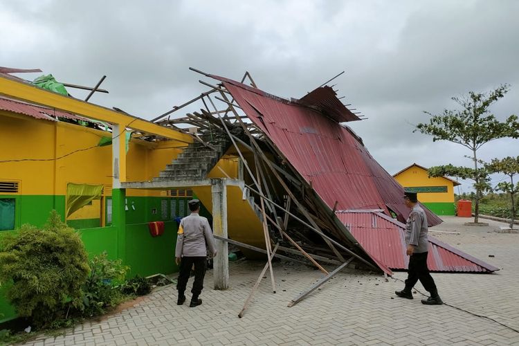 Sebuah bangunan Pondok Pesantren Madrasatul Quran di Kecamatan Sungai Kakap, Kabupaten Kubu Raya, Kalimantan Barat (Kalbar) ambruk diterjang angin puting beliung, Senin (3/4/2023) sore.