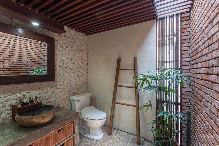 Kamar mandi yang asri di Tanjung Mas House, karya: Inspiratio 