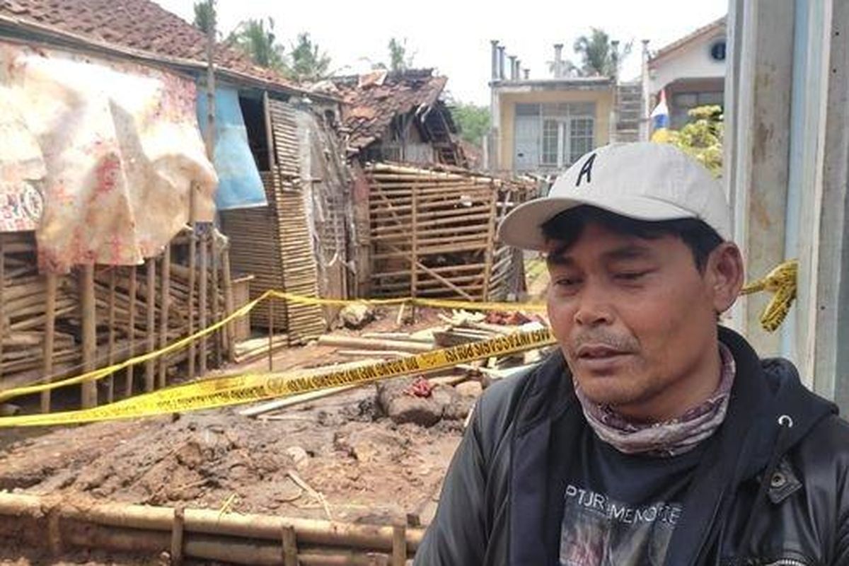 Undang (47) saat diwawancarai Tribunjabar.id di depan lokasi rumahnya yang dirobohkan rentenir, Sabtu (17/9/2022). 