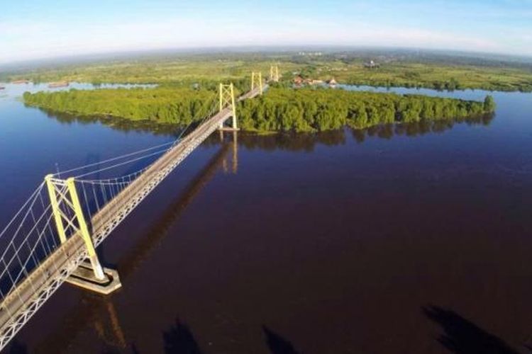 Jembatan Barito yang menjadi kebanggaan masyarakat Kalimantan Selatan ini diresmikan oleh mantan Presiden RI Soeharto, menjadi jalur utama penghubung Kalsel dan Kalteng. Foto karya Fadil D yang masuk dalam 10 nominator berdasar like terbanyak di Facebook.