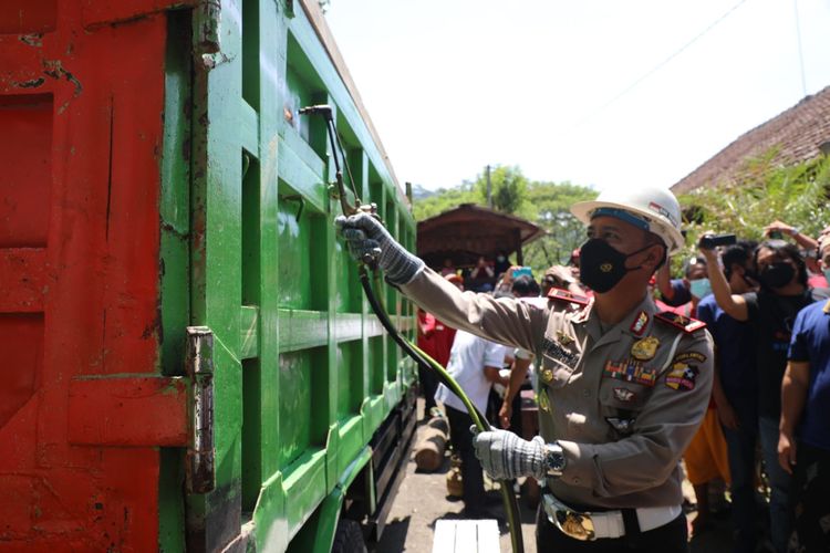 Pemotongan truk ODOL di Banyuwangi.