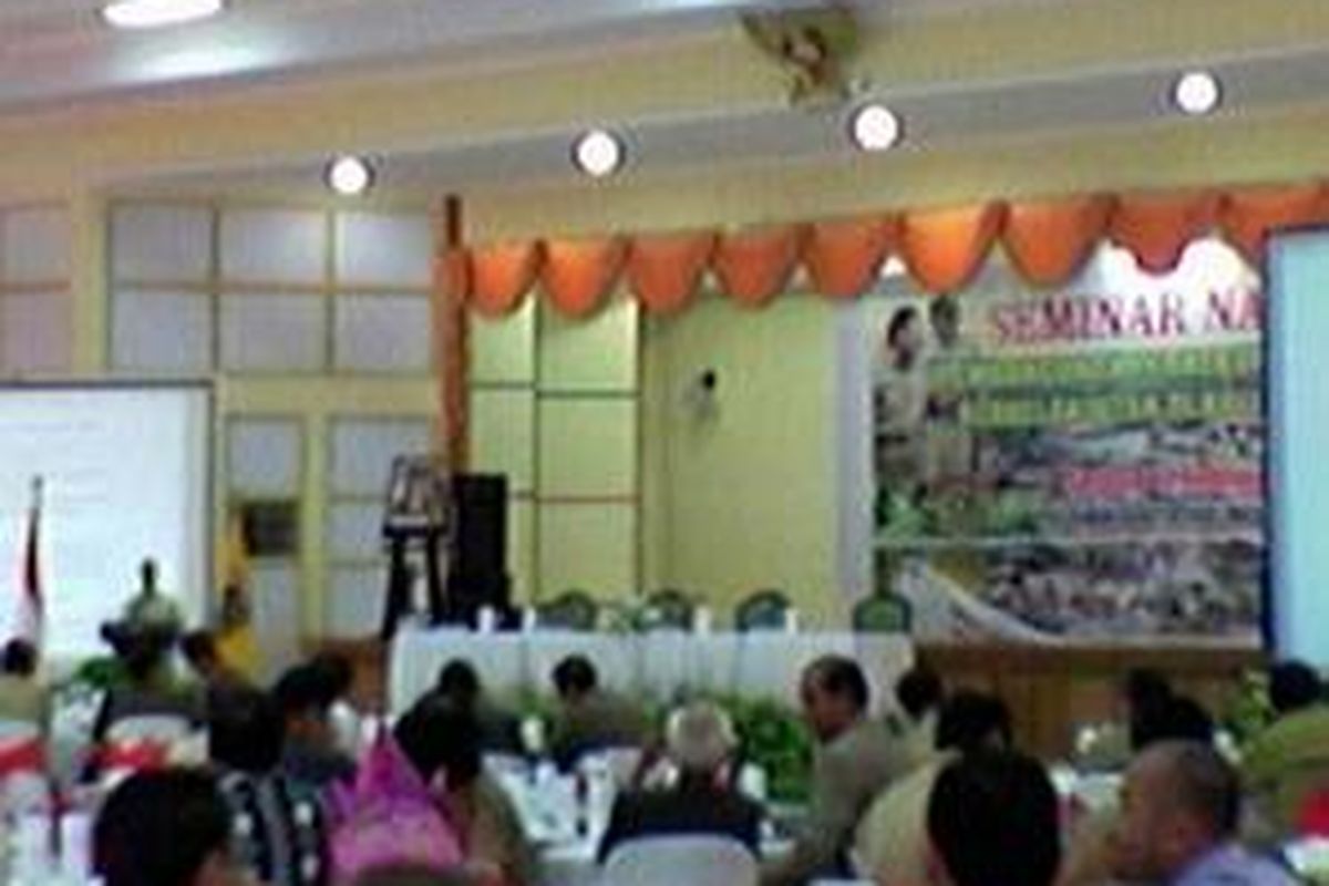 Seminar Nasional Pembangunan Kelapa Sawit yang Berkelanjutan berlangsung di Gedung Pertemuan Umum Tambun Bungai, Palangkaraya, Selasa (12/2).