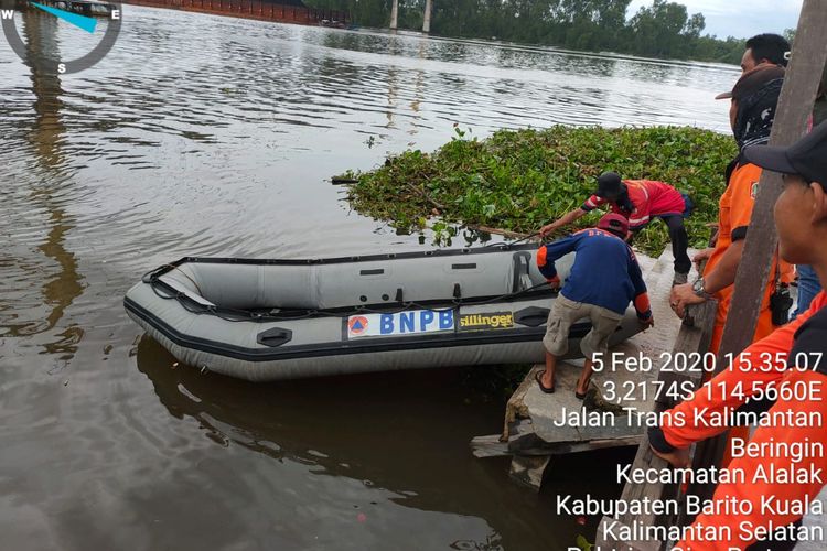 BPBD Barito Kuala menerjunkan perahu karet untuk mencari korban hilang dalam peristiwa tabrakan klotok di Sungai Barito, Barito Kuala, Kalsel, Rabu (5/2/2020).  