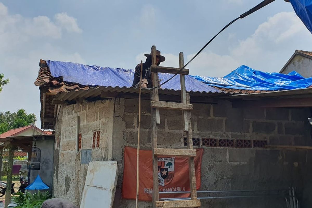 Atap rumah warga Duren Seribu, Bojongsari, Depok, kini diganti dengan terpal karena sapuan angin puting beliung kemarin, Kamis (18/3/2021).