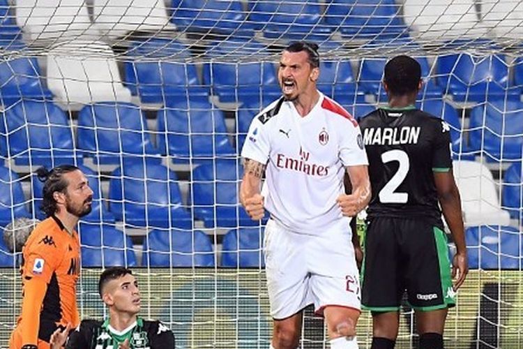 Bomber AC Milan Zlatan Ibrahimovic merayakan gol yang dicetaknya ke gawang Sassuolo di Stadion Mapei, Rabu (22/7/2020) dini hari WIB. 